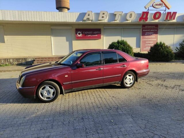 Красный Мерседес 200, объемом двигателя 2 л и пробегом 526 тыс. км за 4500 $, фото 1 на Automoto.ua