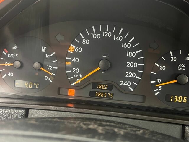 Красный Мерседес 200, объемом двигателя 2 л и пробегом 386 тыс. км за 3400 $, фото 6 на Automoto.ua