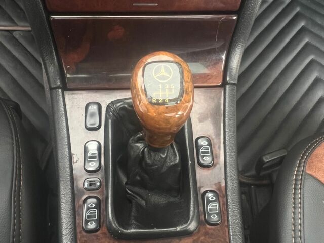 Красный Мерседес 200, объемом двигателя 2 л и пробегом 386 тыс. км за 3400 $, фото 5 на Automoto.ua