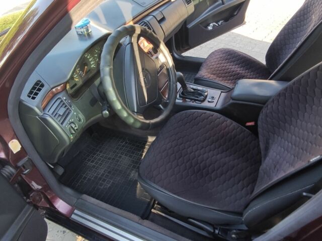 Красный Мерседес 200, объемом двигателя 2 л и пробегом 526 тыс. км за 4500 $, фото 8 на Automoto.ua