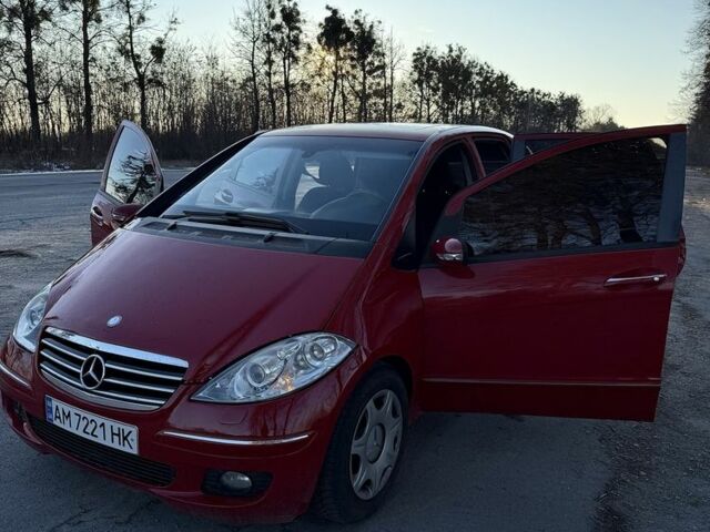 Красный Мерседес 200, объемом двигателя 2 л и пробегом 2 тыс. км за 5800 $, фото 1 на Automoto.ua