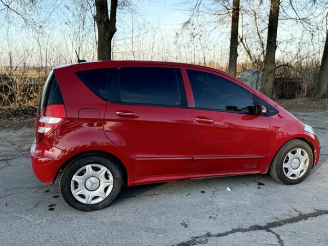 Красный Мерседес 200, объемом двигателя 2 л и пробегом 2 тыс. км за 5800 $, фото 2 на Automoto.ua