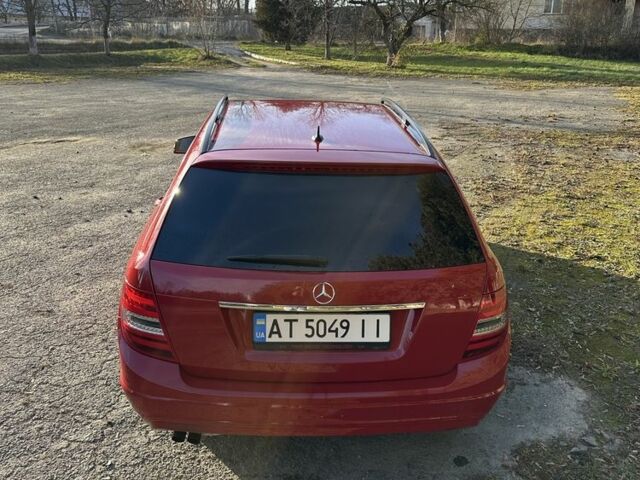 Красный Мерседес 200, объемом двигателя 2.1 л и пробегом 300 тыс. км за 11000 $, фото 2 на Automoto.ua