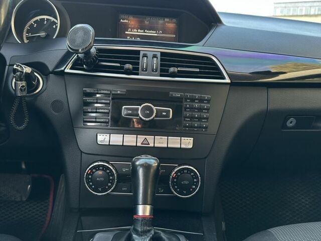 Красный Мерседес 200, объемом двигателя 2.1 л и пробегом 300 тыс. км за 11000 $, фото 7 на Automoto.ua