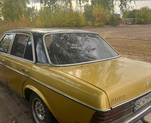 Желтый Мерседес 200, объемом двигателя 2 л и пробегом 500 тыс. км за 947 $, фото 4 на Automoto.ua