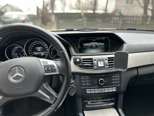 Желтый Мерседес 200, объемом двигателя 2.1 л и пробегом 270 тыс. км за 12900 $, фото 4 на Automoto.ua