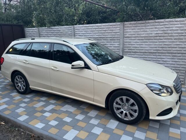 Желтый Мерседес 200, объемом двигателя 2.1 л и пробегом 270 тыс. км за 12900 $, фото 1 на Automoto.ua