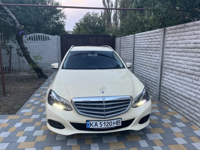 Желтый Мерседес 200, объемом двигателя 2.1 л и пробегом 270 тыс. км за 12900 $, фото 2 на Automoto.ua