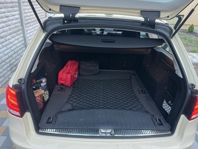 Желтый Мерседес 200, объемом двигателя 2.1 л и пробегом 270 тыс. км за 12900 $, фото 3 на Automoto.ua