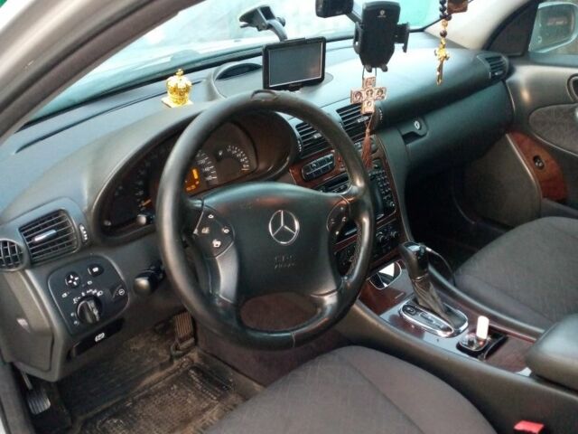 Серый Мерседес 200, объемом двигателя 2 л и пробегом 300 тыс. км за 2300 $, фото 4 на Automoto.ua