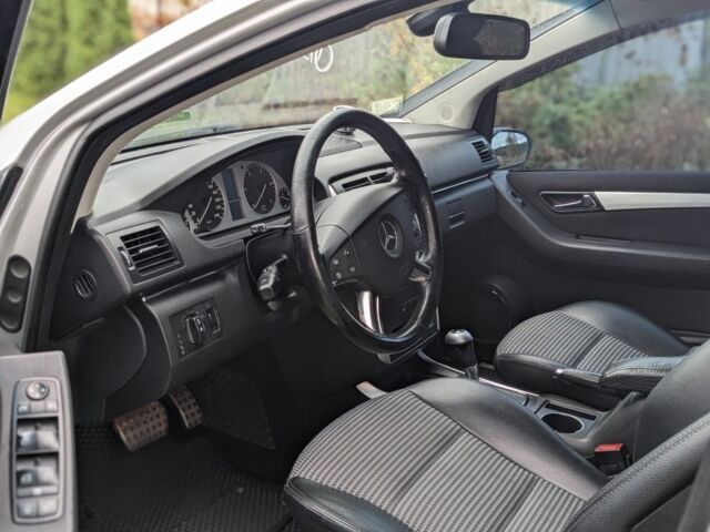 Серый Мерседес 200, объемом двигателя 2 л и пробегом 332 тыс. км за 6500 $, фото 4 на Automoto.ua