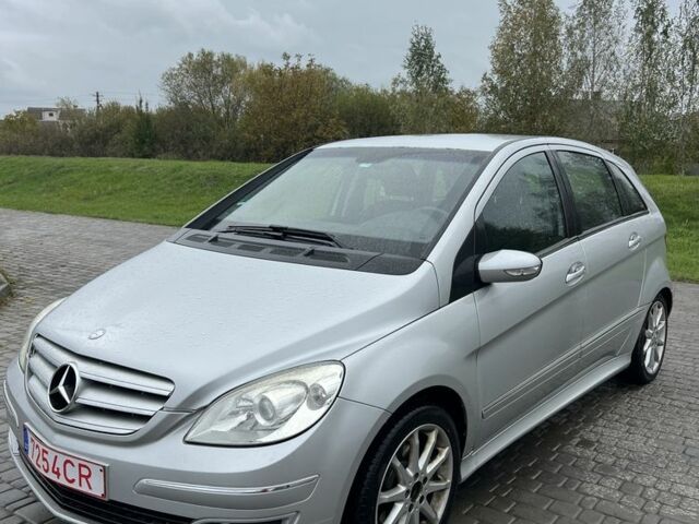 Серый Мерседес 200, объемом двигателя 2 л и пробегом 212 тыс. км за 6000 $, фото 1 на Automoto.ua