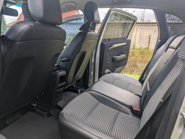 Серый Мерседес 200, объемом двигателя 2 л и пробегом 332 тыс. км за 6500 $, фото 5 на Automoto.ua