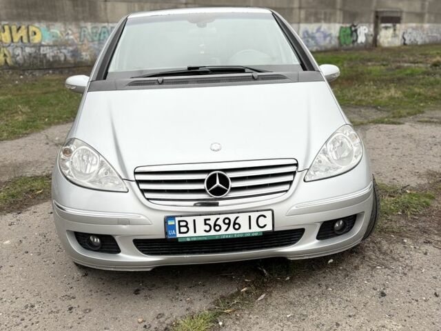 Серый Мерседес 200, объемом двигателя 2 л и пробегом 245 тыс. км за 5900 $, фото 1 на Automoto.ua
