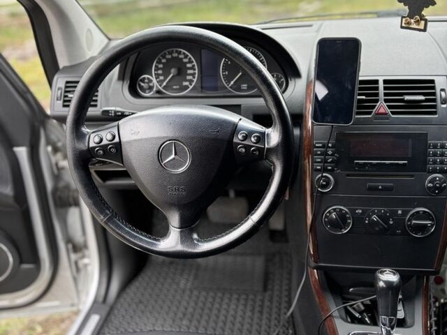 Серый Мерседес 200, объемом двигателя 2 л и пробегом 245 тыс. км за 5900 $, фото 7 на Automoto.ua