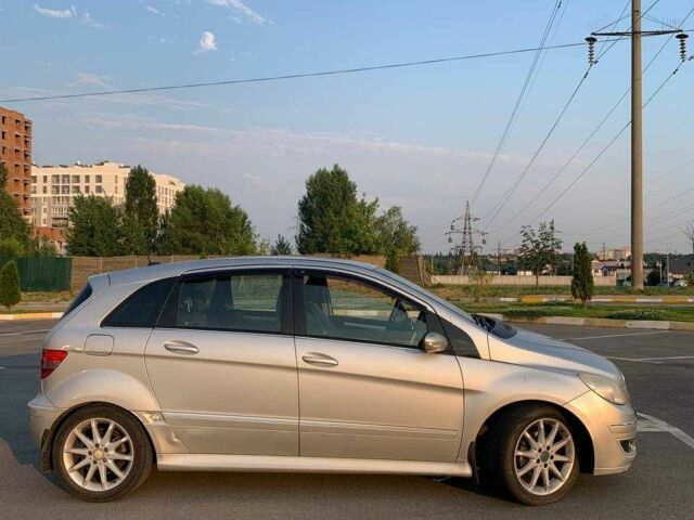 Сірий Мерседес 200, об'ємом двигуна 2 л та пробігом 290 тис. км за 6500 $, фото 1 на Automoto.ua