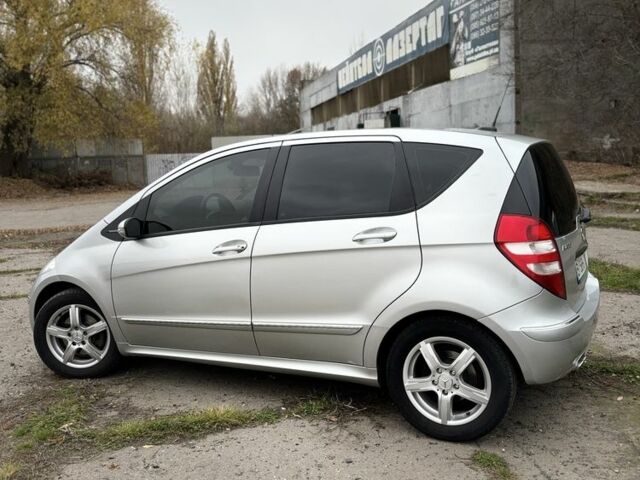 Серый Мерседес 200, объемом двигателя 2 л и пробегом 245 тыс. км за 5900 $, фото 3 на Automoto.ua