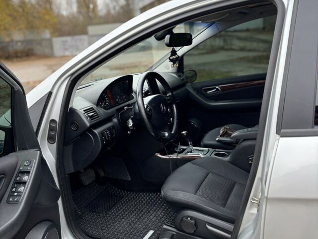 Серый Мерседес 200, объемом двигателя 2 л и пробегом 245 тыс. км за 5900 $, фото 6 на Automoto.ua