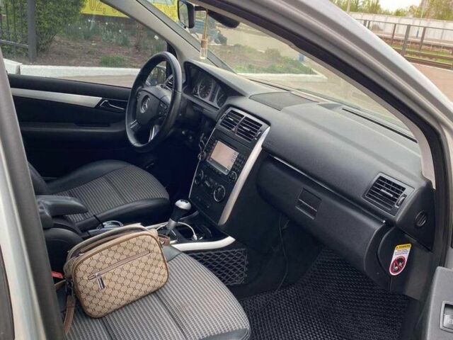 Серый Мерседес 200, объемом двигателя 2 л и пробегом 300 тыс. км за 6200 $, фото 4 на Automoto.ua