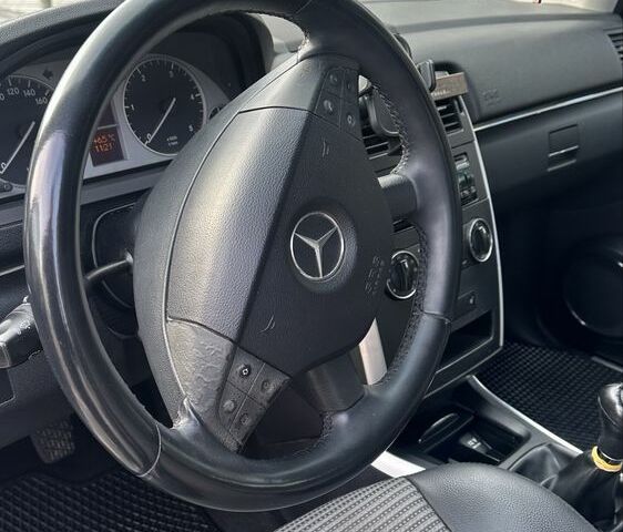 Серый Мерседес 200, объемом двигателя 2 л и пробегом 275 тыс. км за 5500 $, фото 7 на Automoto.ua