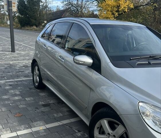 Серый Мерседес 200, объемом двигателя 2 л и пробегом 275 тыс. км за 5500 $, фото 2 на Automoto.ua