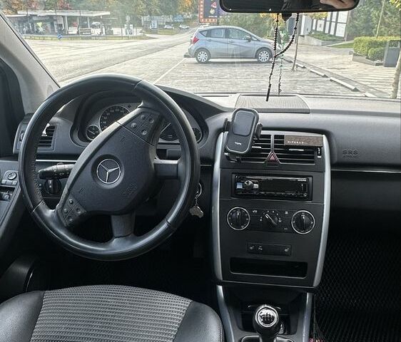 Серый Мерседес 200, объемом двигателя 2 л и пробегом 275 тыс. км за 5500 $, фото 5 на Automoto.ua