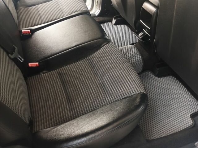 Серый Мерседес 200, объемом двигателя 2 л и пробегом 240 тыс. км за 6500 $, фото 4 на Automoto.ua