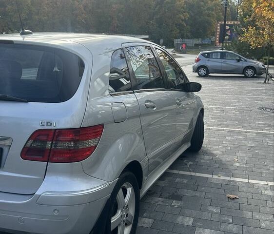 Серый Мерседес 200, объемом двигателя 2 л и пробегом 275 тыс. км за 5500 $, фото 4 на Automoto.ua