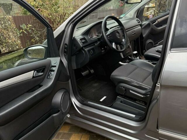 Серый Мерседес 200, объемом двигателя 2 л и пробегом 233 тыс. км за 7000 $, фото 6 на Automoto.ua