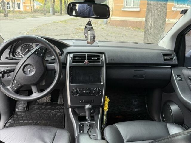 Серый Мерседес 200, объемом двигателя 2 л и пробегом 313 тыс. км за 7900 $, фото 3 на Automoto.ua