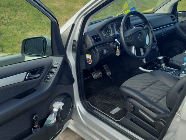 Серый Мерседес 200, объемом двигателя 2 л и пробегом 64 тыс. км за 9950 $, фото 3 на Automoto.ua