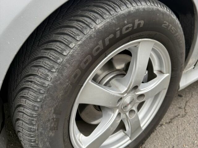 Серый Мерседес 200, объемом двигателя 2 л и пробегом 313 тыс. км за 7900 $, фото 2 на Automoto.ua