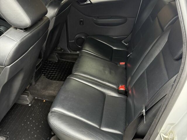 Серый Мерседес 200, объемом двигателя 2 л и пробегом 313 тыс. км за 7900 $, фото 4 на Automoto.ua