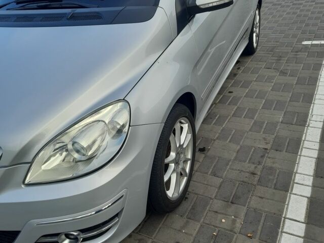 Серый Мерседес 200, объемом двигателя 2 л и пробегом 64 тыс. км за 9950 $, фото 2 на Automoto.ua