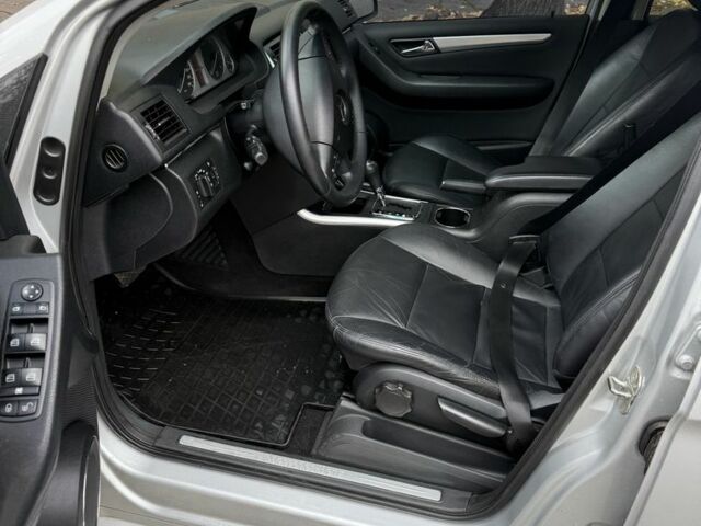 Серый Мерседес 200, объемом двигателя 2 л и пробегом 313 тыс. км за 7900 $, фото 7 на Automoto.ua