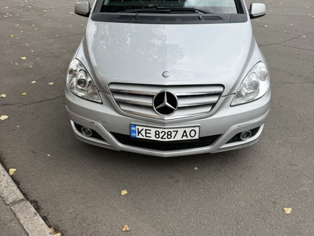 Серый Мерседес 200, объемом двигателя 2 л и пробегом 313 тыс. км за 7900 $, фото 1 на Automoto.ua