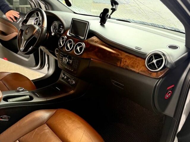 Мерседес 200 2012 в Володарке на Automoto.ua Серый Мерседес 200, объемом двигателя 1.8 л и пробегом 298 тыс. км за 14700 $, фото 12 на Automoto.ua