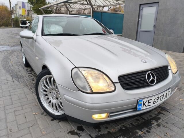 Сірий Мерседес 200, об'ємом двигуна 2 л та пробігом 194 тис. км за 6500 $, фото 1 на Automoto.ua