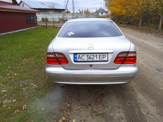 Серый Мерседес 200, объемом двигателя 2 л и пробегом 389 тыс. км за 3900 $, фото 3 на Automoto.ua