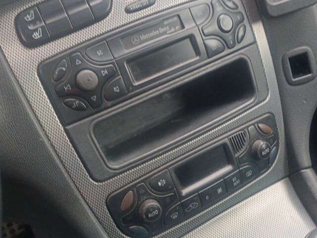 Сірий Мерседес 200, об'ємом двигуна 2 л та пробігом 261 тис. км за 4200 $, фото 1 на Automoto.ua