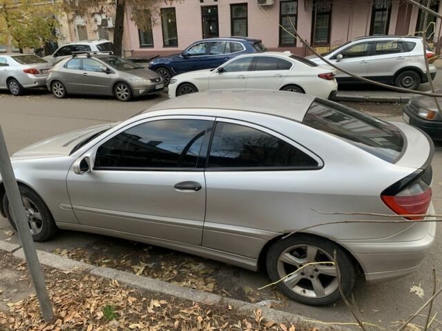 Серый Мерседес 200, объемом двигателя 2 л и пробегом 240 тыс. км за 3300 $, фото 3 на Automoto.ua