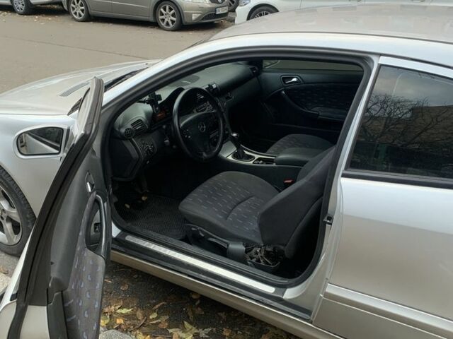 Серый Мерседес 200, объемом двигателя 2 л и пробегом 240 тыс. км за 3300 $, фото 2 на Automoto.ua