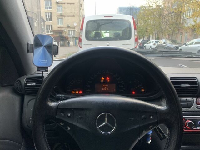 Серый Мерседес 200, объемом двигателя 2 л и пробегом 240 тыс. км за 3300 $, фото 4 на Automoto.ua