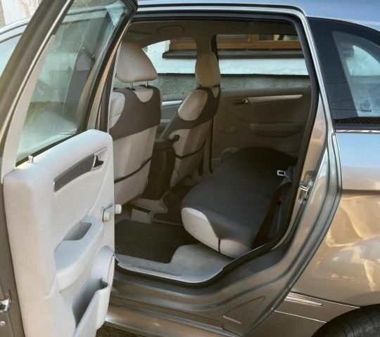 Серый Мерседес 200, объемом двигателя 2 л и пробегом 200 тыс. км за 7000 $, фото 3 на Automoto.ua