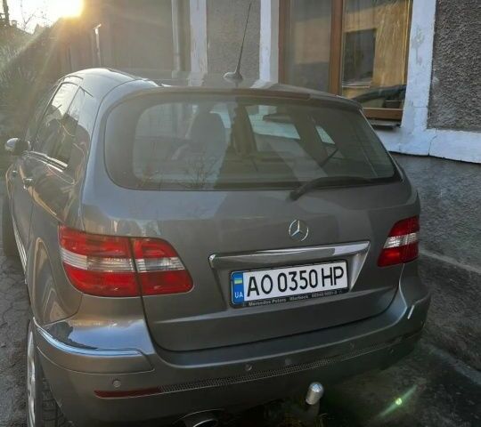 Серый Мерседес 200, объемом двигателя 2 л и пробегом 200 тыс. км за 7000 $, фото 1 на Automoto.ua