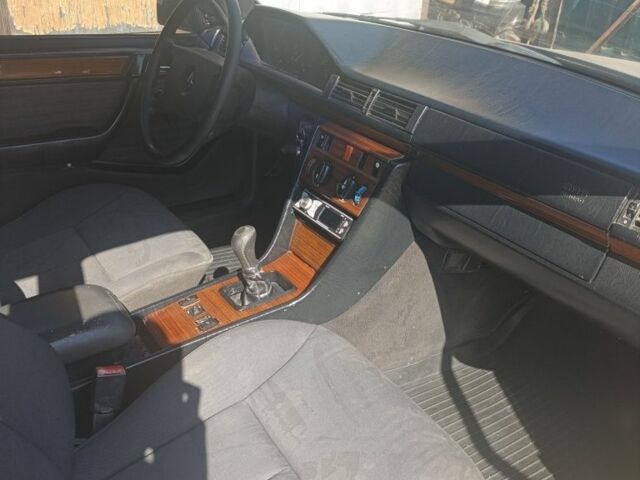 Серый Мерседес 200, объемом двигателя 2 л и пробегом 350 тыс. км за 2100 $, фото 6 на Automoto.ua