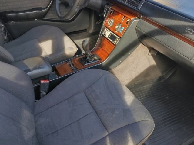 Серый Мерседес 200, объемом двигателя 2 л и пробегом 350 тыс. км за 2100 $, фото 4 на Automoto.ua