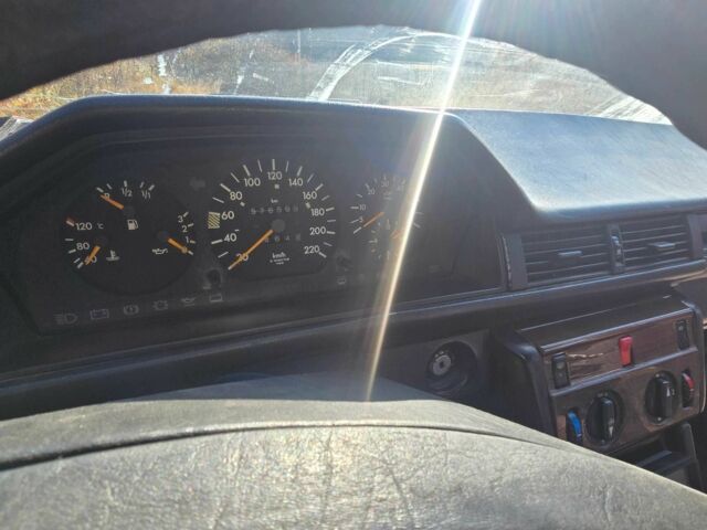 Серый Мерседес 200, объемом двигателя 2 л и пробегом 500 тыс. км за 1700 $, фото 7 на Automoto.ua