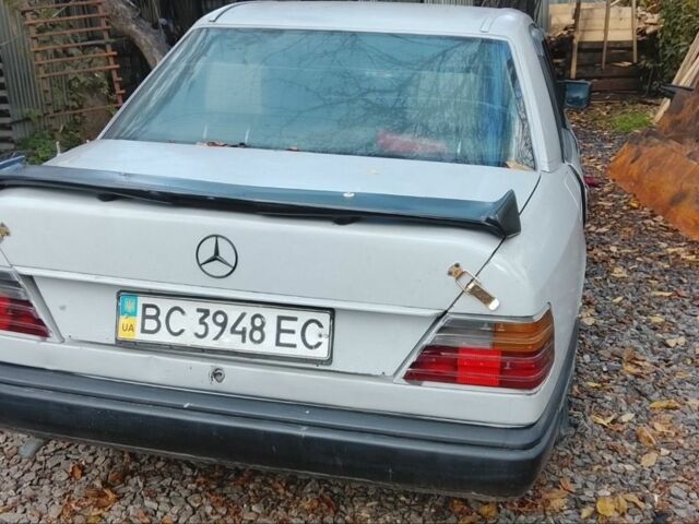 Серый Мерседес 200, объемом двигателя 2 л и пробегом 350 тыс. км за 998 $, фото 2 на Automoto.ua