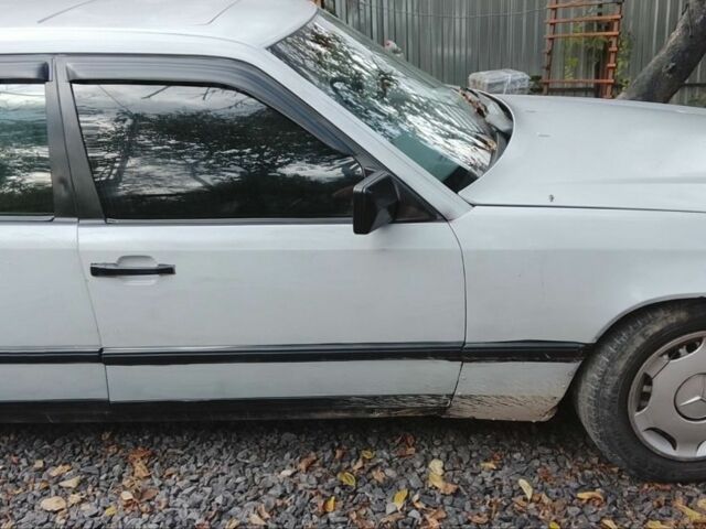 Серый Мерседес 200, объемом двигателя 2 л и пробегом 350 тыс. км за 998 $, фото 3 на Automoto.ua